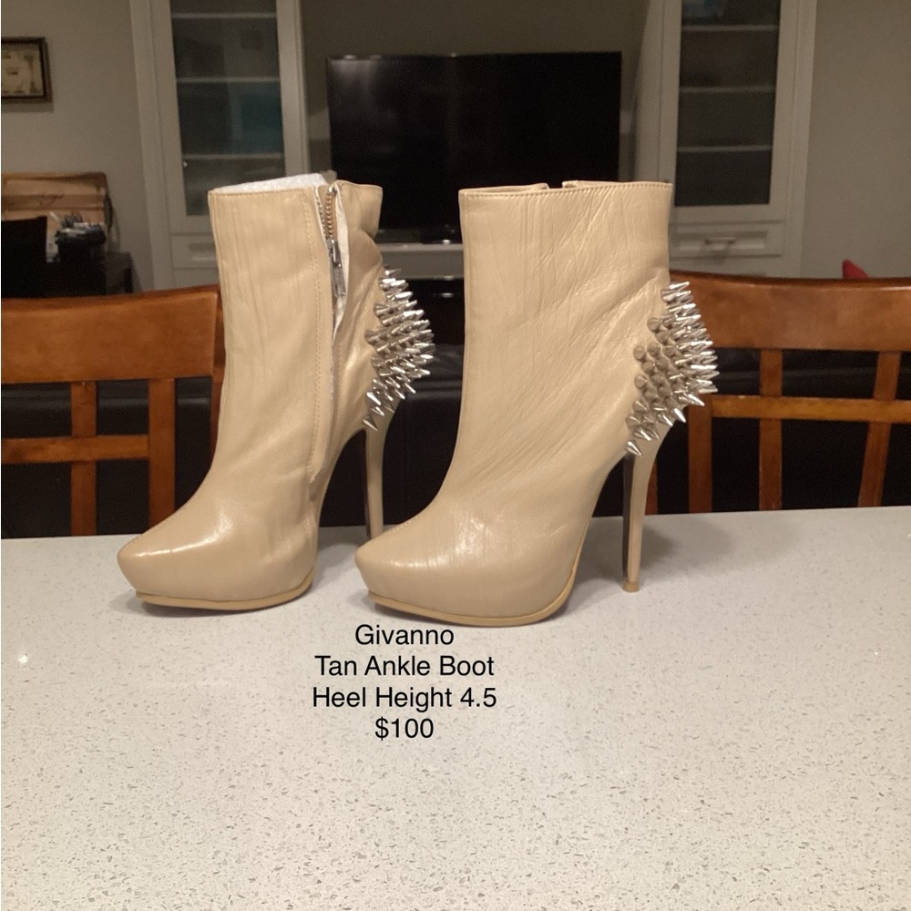 Ankle boots with spikes